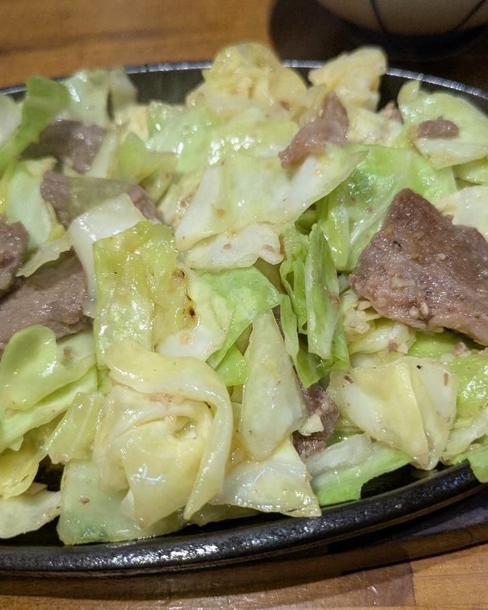 牛肉とキャベツの鉄板炒め