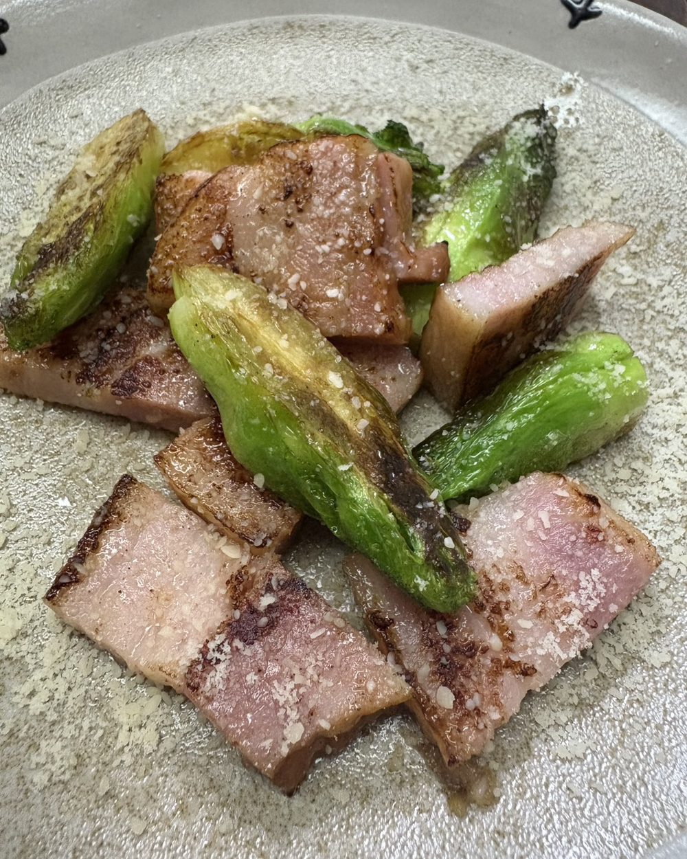 牛のたたきと山椒の葉