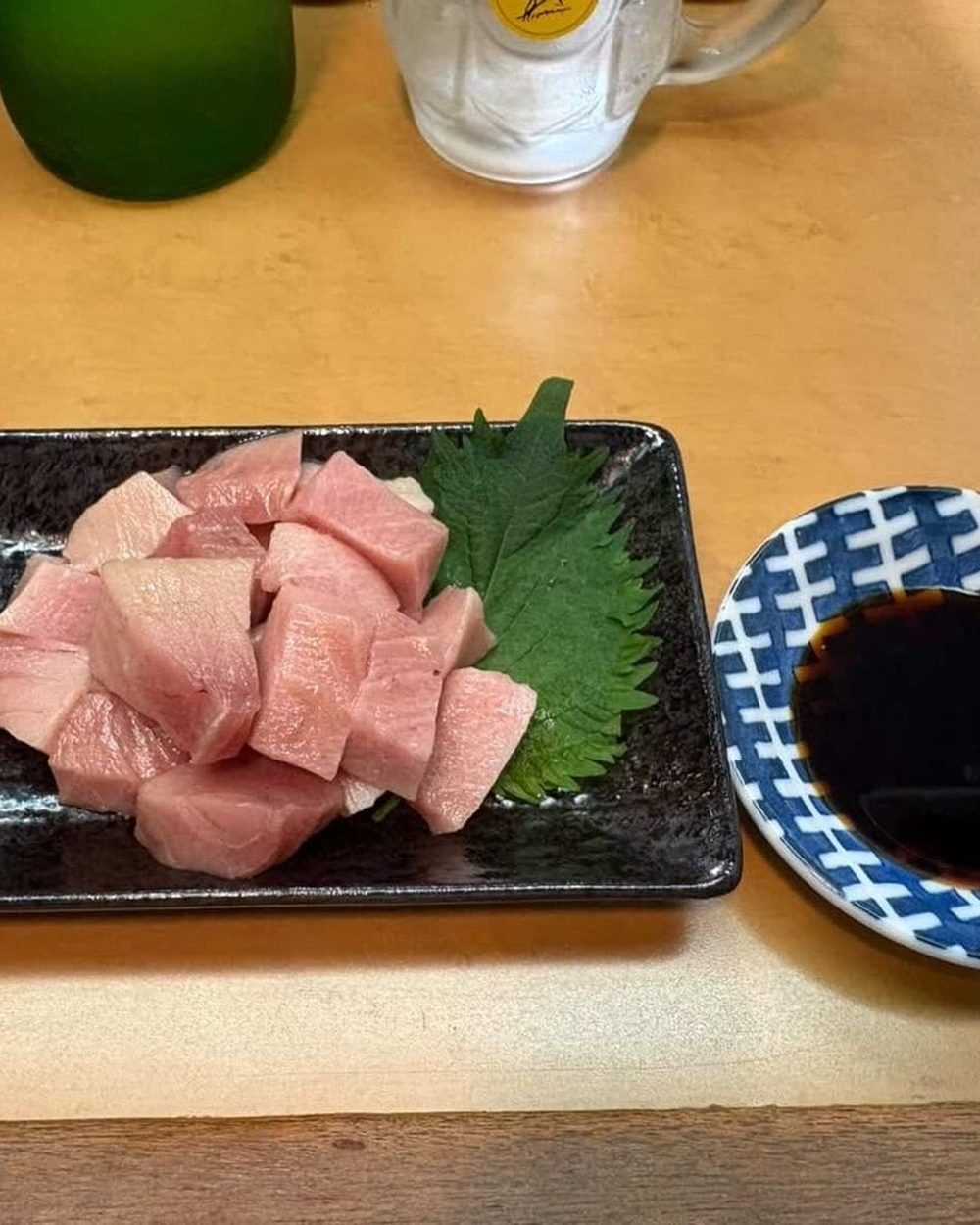 中トロの角切り、しその葉添え