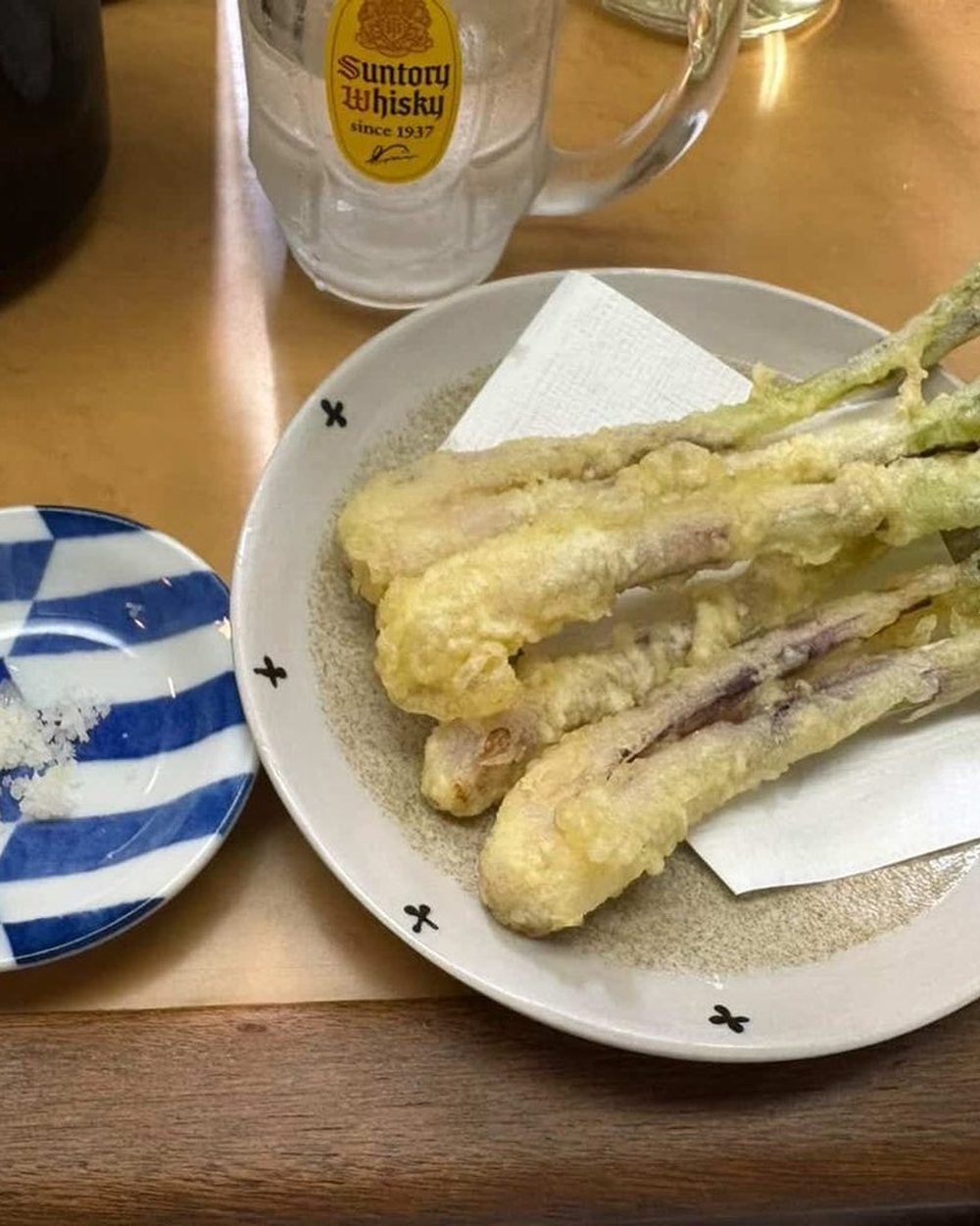 山菜の天ぷら、塩を添えて