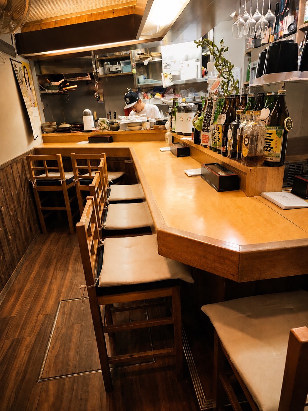 変幻自在 店内のカウンター 10席